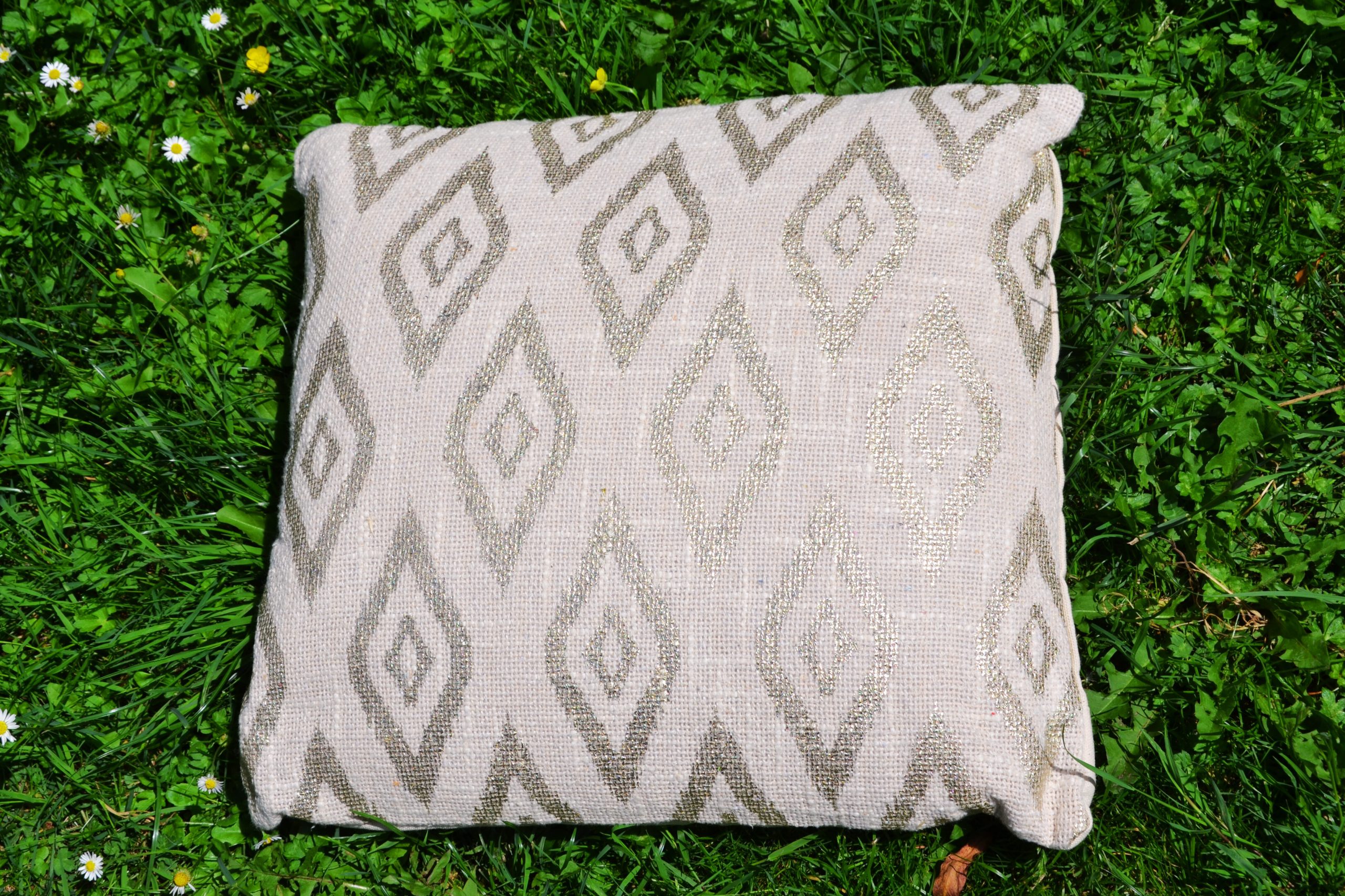 Coussin beige losanges dorés