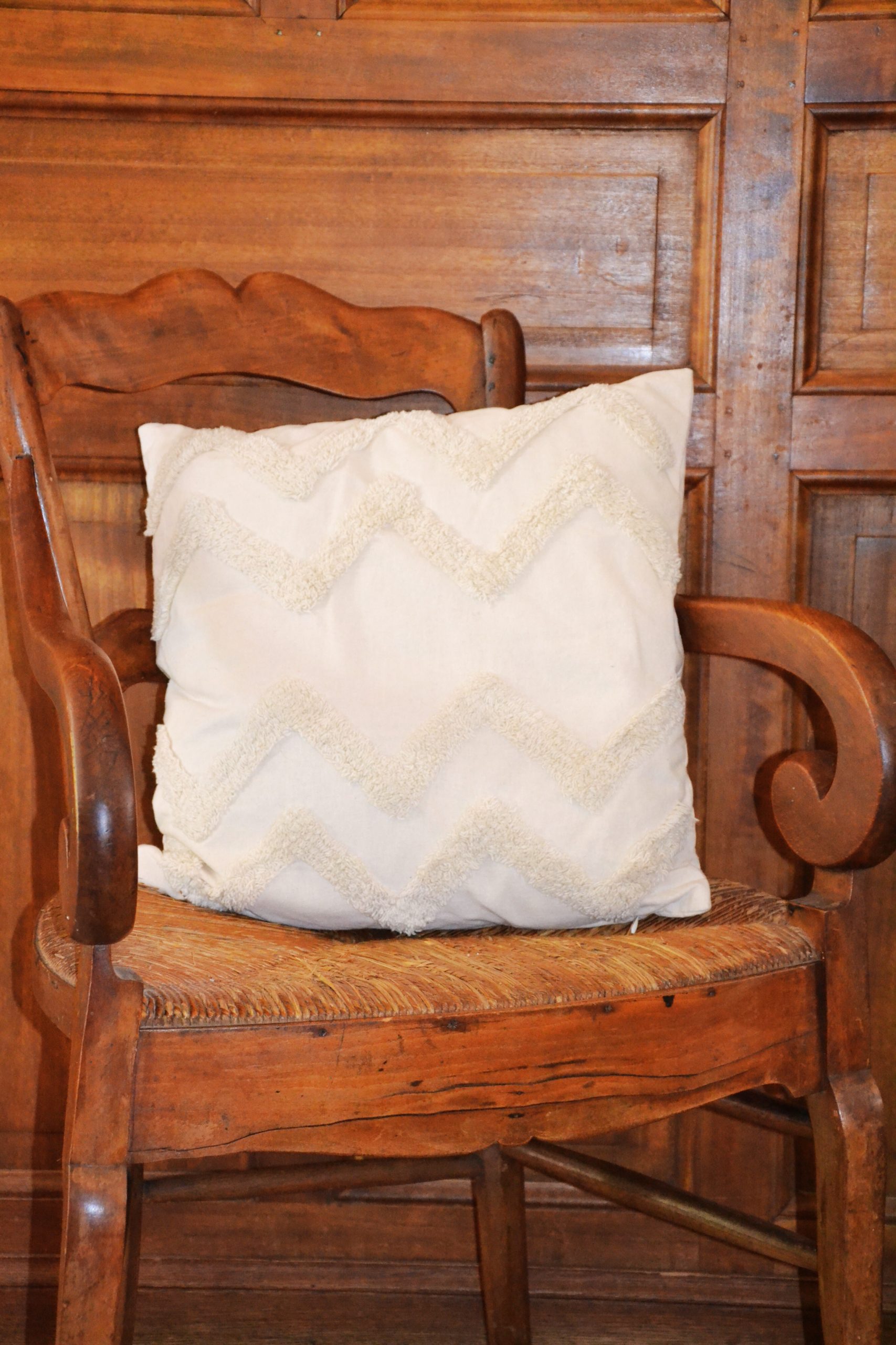 Coussin beige motif triangle