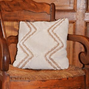 Coussin beige et corde motif triangle